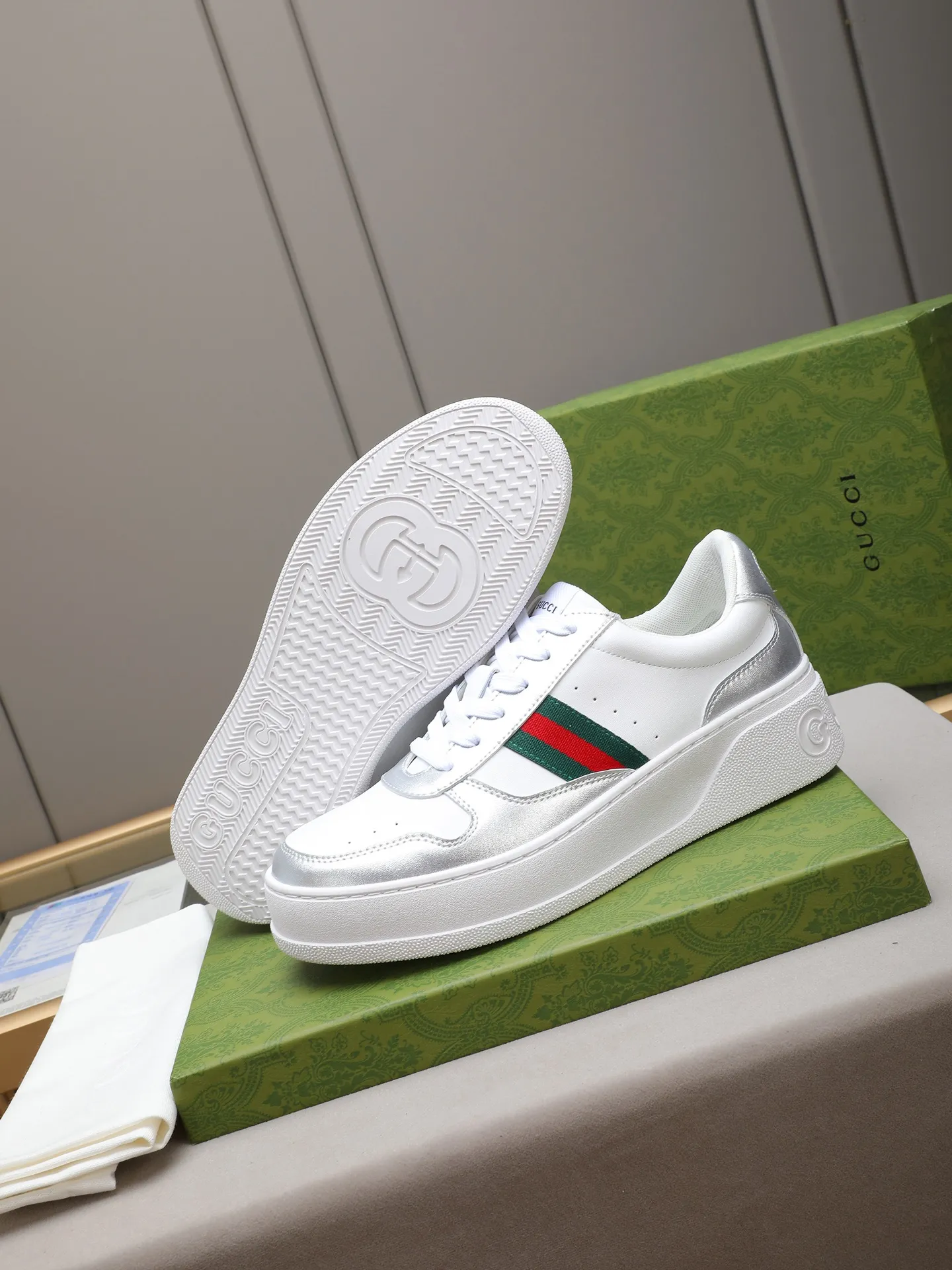 PP420 new men's shoes GUCCI fashion trend, made of first-layer calfskin➕breathable mesh lining! The foot feels super comfortable and the workmanship is impeccable. The original ultra-light outsole, size: 38-44 (45 customized), 5 colors to choose from!